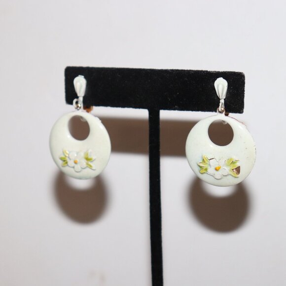 Vintage gold and white floral earrings by ART clip on 1.5" Arthur Pepper - Picture 4 of 5